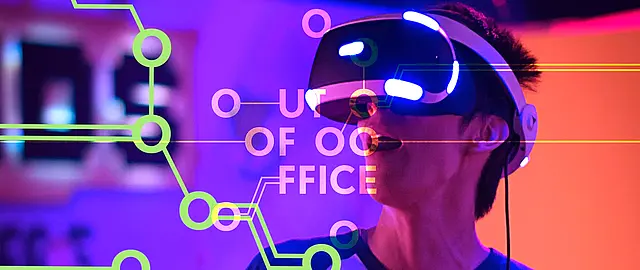 Werbefoto der Ausstellung zeigt erstaunten jungen Mann mit VR-Brille