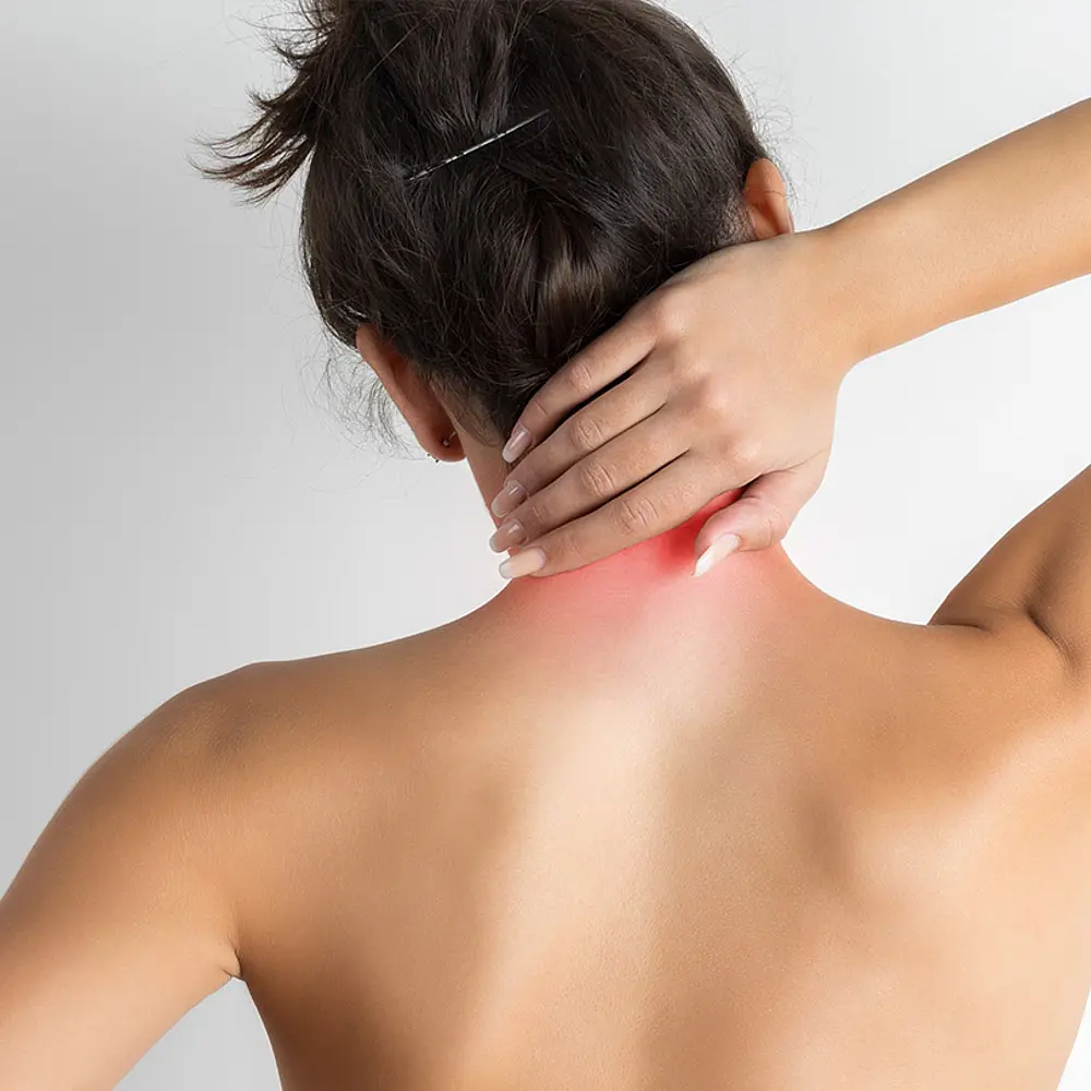 Frau von hinten mit chronischen Rückenschmerzen