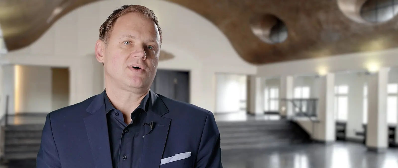 Mann im Interview im PR-Film für die Universität Hamburg