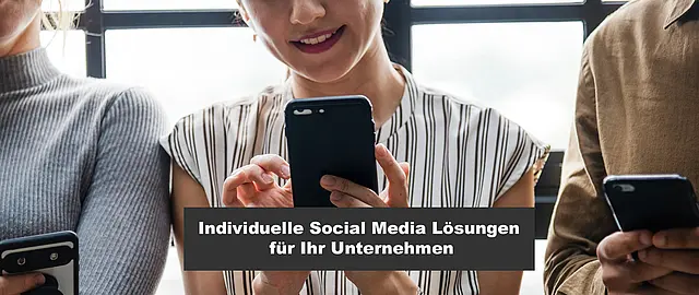 Frau, die in ihr Smartphone schaut