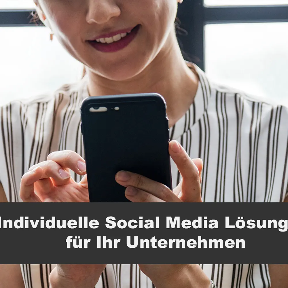 Frau, die in ihr Smartphone schaut