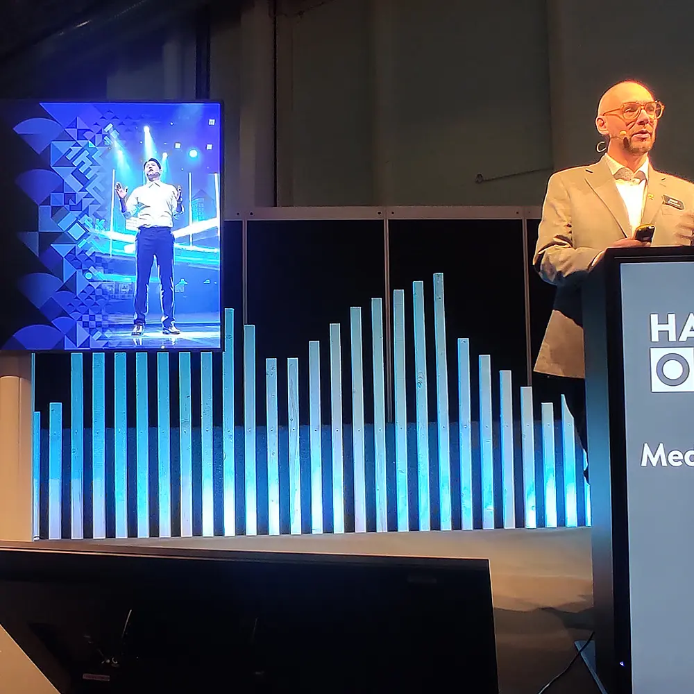 Speaker hält einen Vortrag zur Zukunft der Medienproduktion und zum Einsatz von Künstlicher Intelligenz auf der Hamburg Open 2026 auf der Media Tec Stage