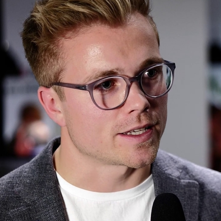 12min.me Eventvideo: Interviewpartner im Porträt mit Mikrofon