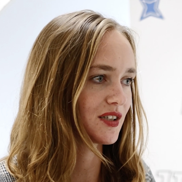 Blonde junge Frau bei Interview für Eventreportage