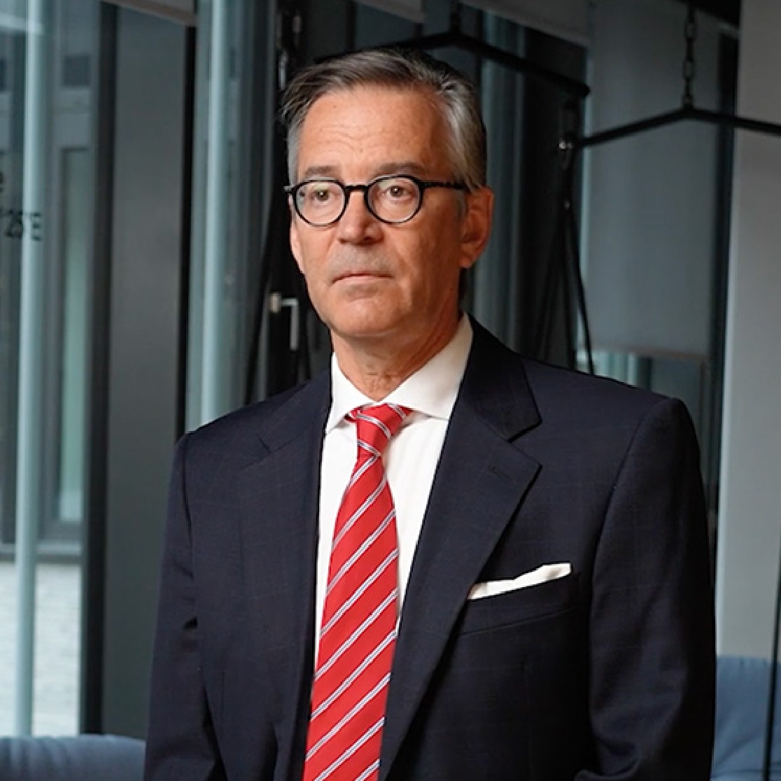 Mann im Anzug im Interview für den Olympus Testimonialfilm