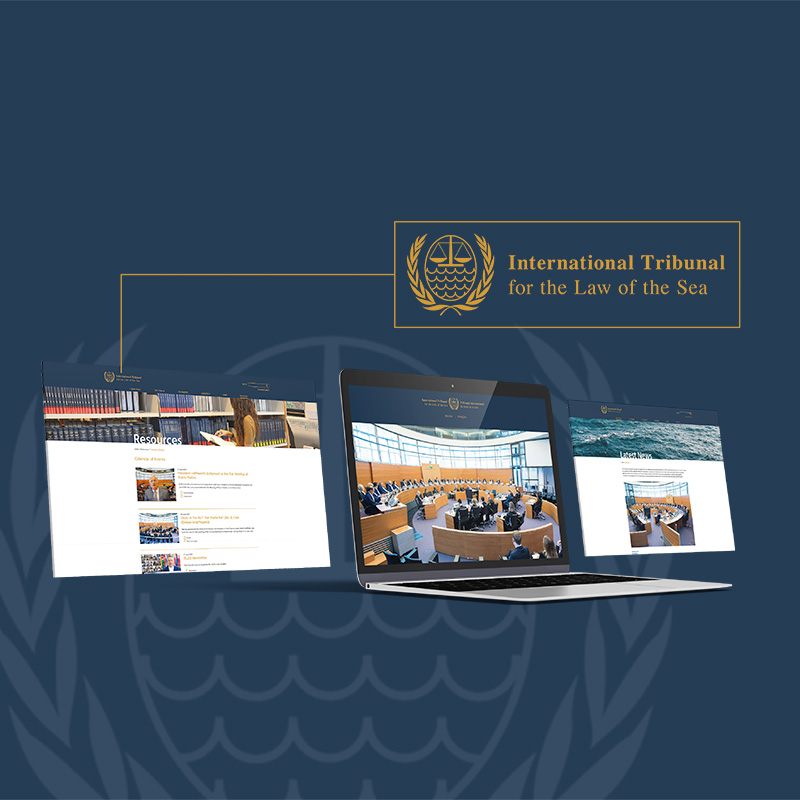 Website des International Tribunal for the Law of the Sea auf Laptop und zwei eingeblendeten Seitenansichten vor dunkelblauem Hintergrund.