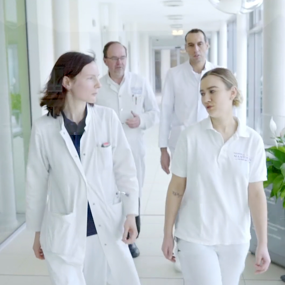Medizinisches Team im hellen Klinikflur im Imagefilm