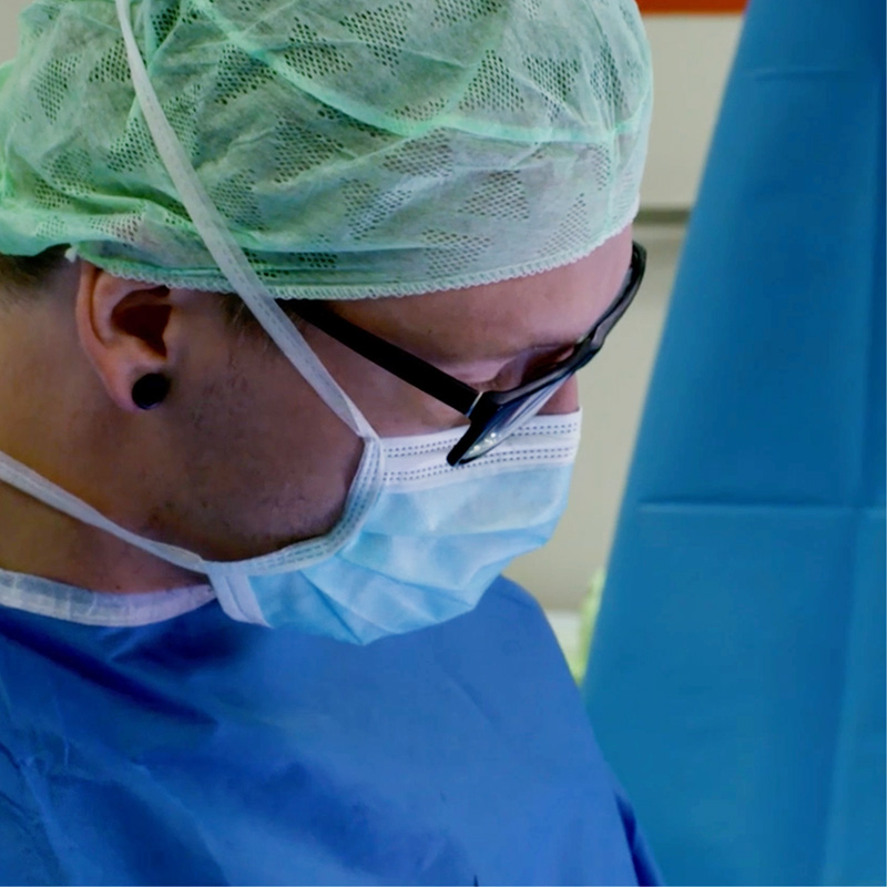 Chirurg bei einer Operation in Nahaufnahme im Testimonialfilm