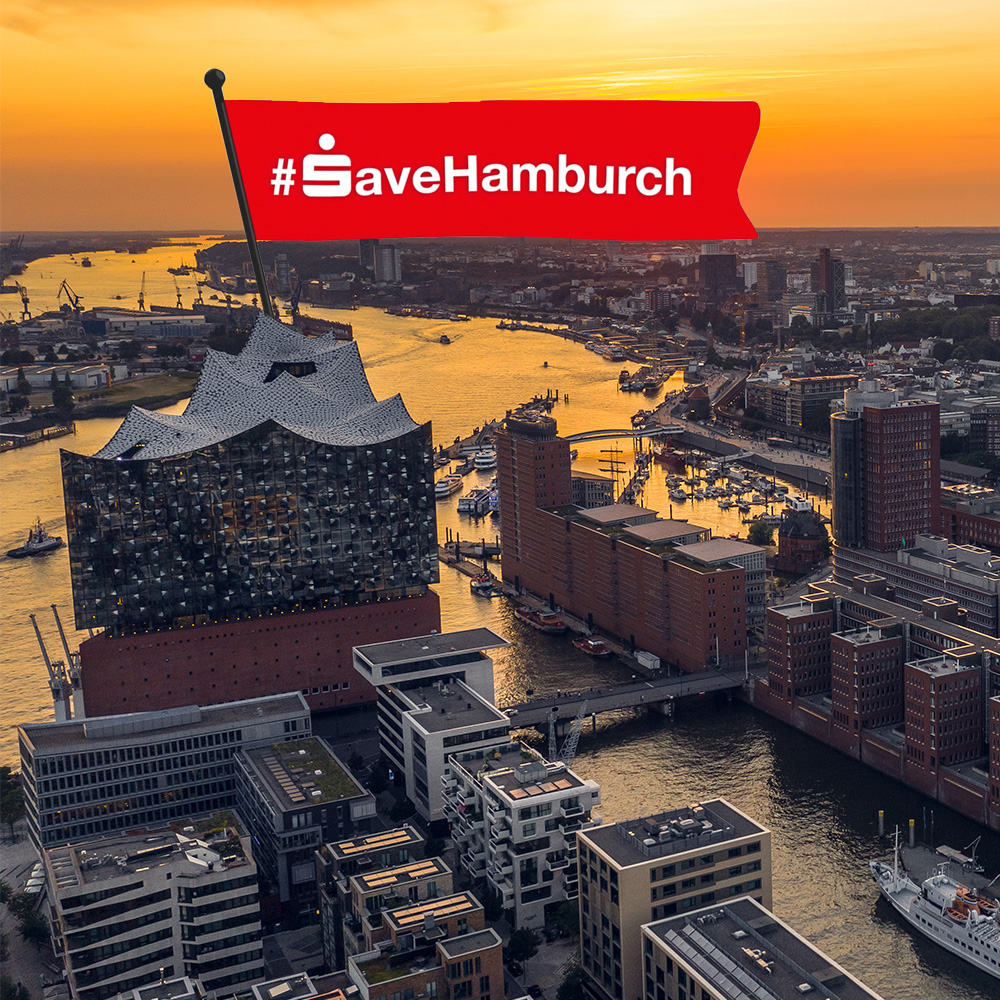 Hamburg Skyline mit #SaveHamburch Fahne im Erklärfilm von HanseMerkur und Haspa