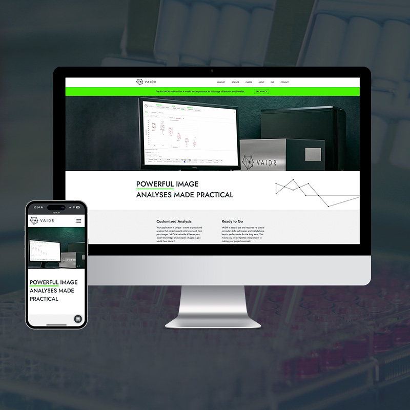 Desktop-Monitor und Smartphone mit responsiver VAIDR-Website vor unscharfem Laborhintergrund.